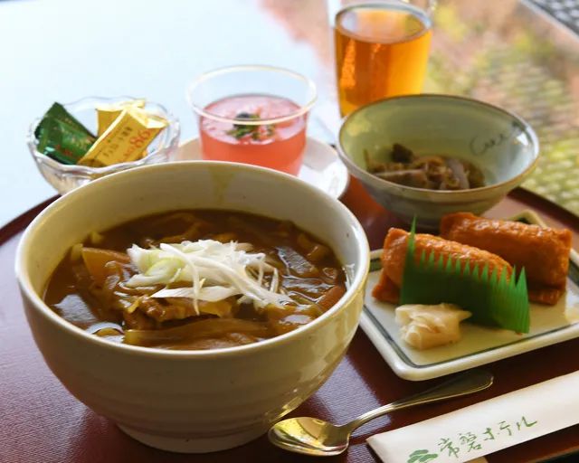 井山裕太的午餐点了“常磐名物 咖喱乌冬面套餐”，。